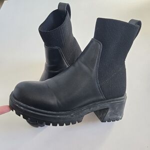 Steve Madden Holley Chunky lug sole black heeled platform boots size 7.5
